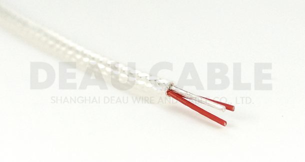 特點(diǎn)/用途：具有優(yōu)良的耐腐蝕性能，抗油、強(qiáng)酸、抗強(qiáng)堿、強(qiáng)氧化劑等；具有優(yōu)良的電絕緣性能、耐高電壓、高頻損耗小、不吸潮、絕緣電阻大；具有優(yōu)良的耐燃、耐老化性能、使用壽命長。電子行業(yè)中，可用于溫度補(bǔ)償導(dǎo)線，耐低溫導(dǎo)線，高溫加熱導(dǎo)線，耐老化電線及阻燃電線；家用電器行業(yè)中，可用于空調(diào)機(jī)，微波爐，電子消毒柜，電飯堡，電子熱水瓶，電暖器，電烤箱，電炒鍋，燈具燈飾等的內(nèi)部布線。