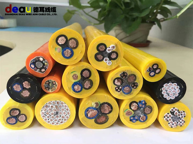 聚氨酯卷筒電纜、抗拉卷筒電纜電纜應用：港口機械，盾構(gòu)機，斗輪機，取料機，堆料機，挖掘設(shè)備，大壩升降閘門及各類重型移動設(shè)備的電機驅(qū)動卷筒、彈簧控制卷筒、起升系統(tǒng)適合干燥或潮濕的室內(nèi)或戶外，可運用于高機械應力并具有拉伸和扭轉(zhuǎn)應力的應用場合